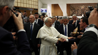 Papst Leo XIV. gibt erste Audienz vor internationaler Presse.