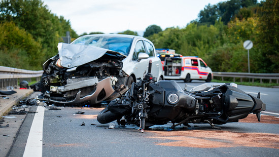 Unfall auf der B426 bei Ober-Ramstadt: Motorradfahrer schwer verletzt