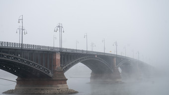 Arbeiter sitzen in Mainz unter Theodor-Heuss-Brücke in Gonde