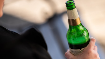 A5 bei Seeheim: Betrunkener Fahrer mit Bier in der Hand gestoppt