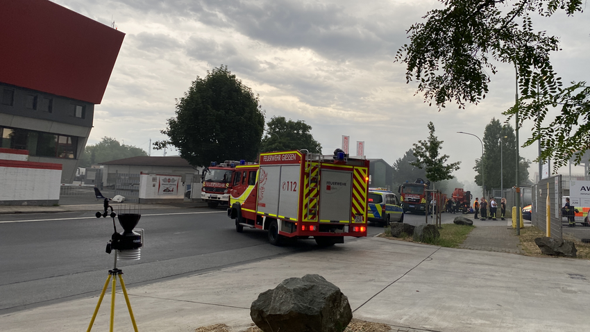 Gießen: Müllballen in Flammen - Brand in einer Lagerhalle