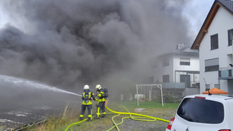 Großeinsatz der Feuerwehr in Hohenahr-Erda: Brandwache noch vor Ort