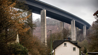 Autobahnbrücke Rahmede an der A45 kontrolliert gesprengt