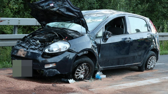 Wegen eines Vogels: Auto überschlägt sich auf A7 und brennt