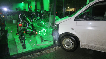 Limburg: Spektakulärer Einbruchsversuch mit VW Bus fehlgeschlagen