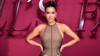 Kim Kardashian versteigert Outfits der Serie „All’s Fair“