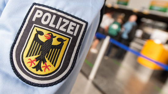 Einreise in Frankfurt gestoppt: Mann mit Kinderpornografie