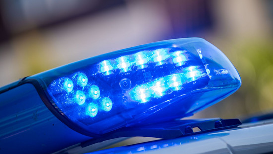 Steinwürfe in Dietzenbach treffen fahrendes Auto