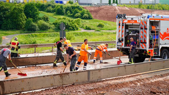 A4 bei Bad Hersfeld: Starkregen spült Geröll auf Autobahn