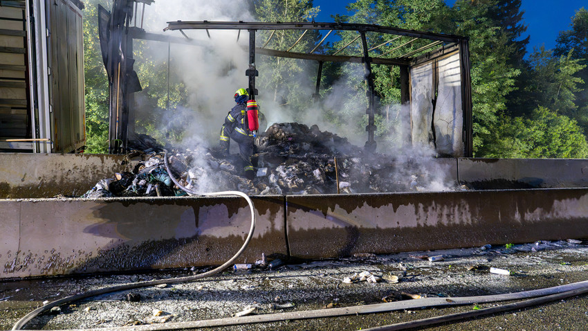 LKW-Brand und lange Sperrung auf A3 bei Seligenstadt