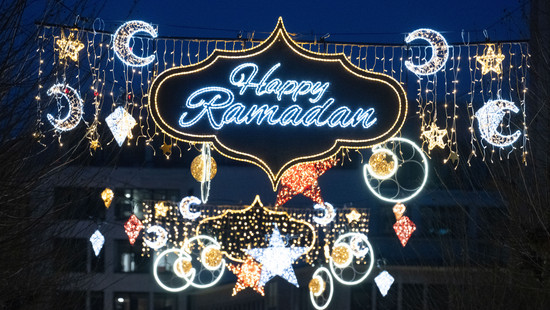 Frankfurt hängt Ramadan-Beleuchtung auf der Freßgass auf