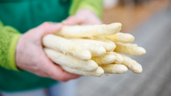 Vorwürfe der IG BAU gegen Spargelhöfe: "Abzocke und horrende Mieten"