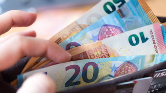 Das ändert sich 2023: Mehr Kindergeld und 49-Euro-Ticket