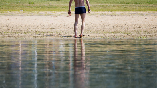 Ey Mann, wo ist mein Lkw? Polizei hilft Brummifahrer in Badehose