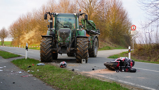 Unfall mit Traktor in Immenhausen - Motorradfahrerin schwerverletzt
