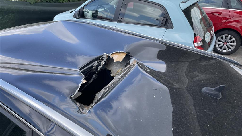 Kanaldeckel von Mainzer Hochstraße geworfen: Loch in Autodach
