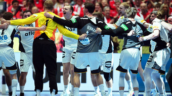 Medaillentraum lebt: Handballer stürmen ins EM-Halbfinale