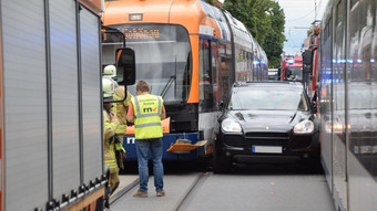 Überholmanöver in Mannheim: Auto zwischen Straßenbahnen eingeklemmt