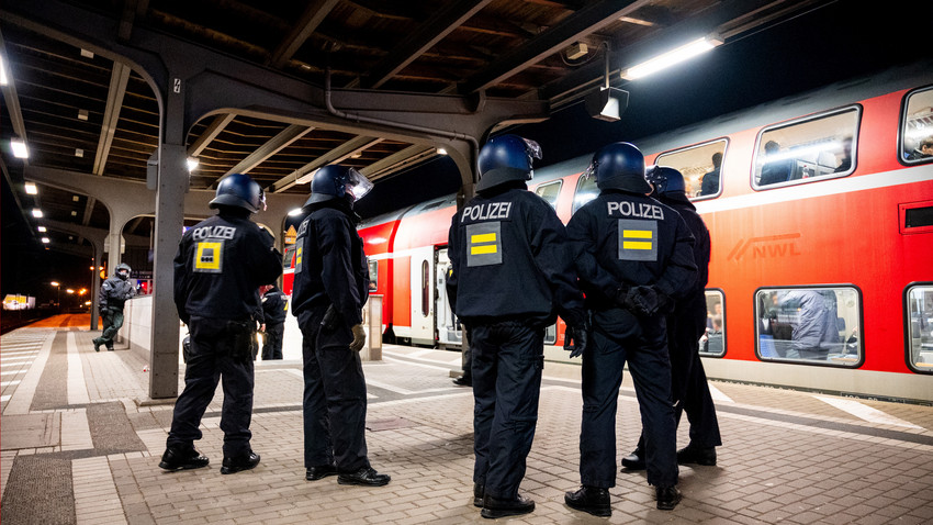 Rassistische Parolen in Zug gesungen - Tatverdächtige auch aus Hessen