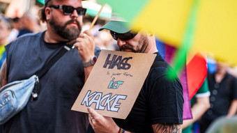 Mahnwache in Frankfurt nach Angriff auf Berliner CSD