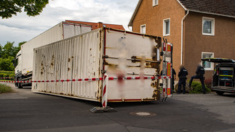 Fels wirft LKW um - Was ist in Laubach passiert?