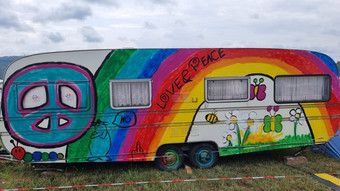Mehr als 10 000 Besucher bei Hippie-Festival an Burg Herzberg