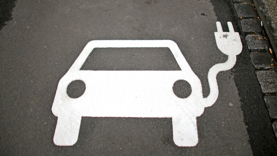 Unterschiede bei den E-Ladesäulen: Wo die Versorgung in Hessen hapert