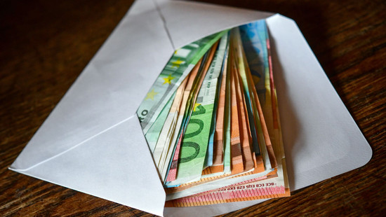 Bande erbeutet Bargeld und Schmuck in Frankfurt