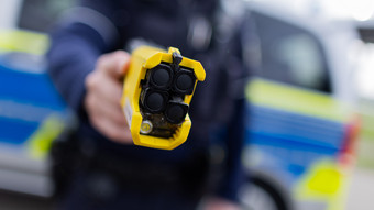 Hessische Polizei testet Taser gekoppelt mit Bodycams