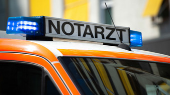 Limburg: Zeitungszustellerin vom eigenem Auto überrollt