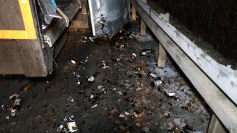 Niesanfall löst Unfall aus - Leergut landet auf A7