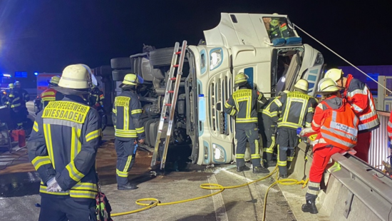 LKW-Unfall auf A643 bei Schiersteiner Brücke: Spur Richtung Mainz frei