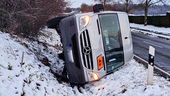 Unfall in Hofbieber: Schulbus landet im Graben und kippt auf die Seite