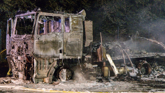 A7 Bad Hersfeld: Mit Holz beladener LKW komplett ausgebrannt