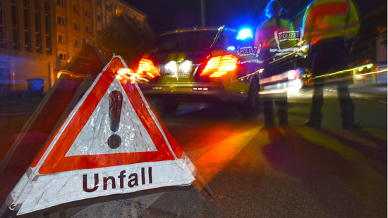 Handbremse gezogen: Betrunkener Beifahrer verursacht Unfall auf B9