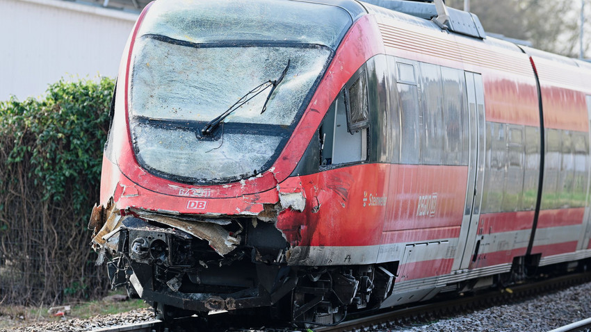 Zug rammt Transporter bei Karlsruhe - 4 Verletzte