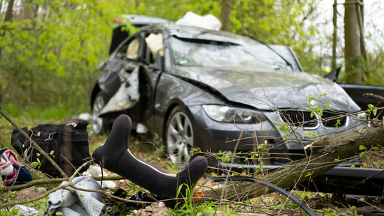 18-jähriger Fahranfänger prallt gegen Baum und verletzt sich