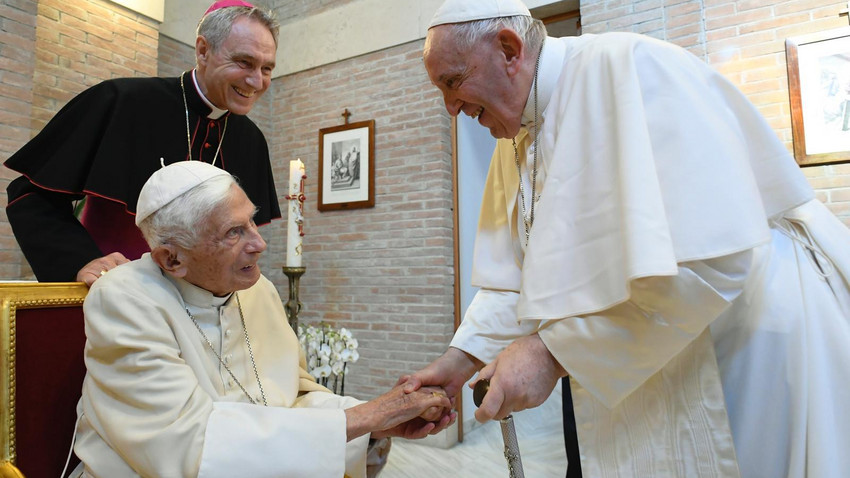 Papst Franziskus: Emeritierte Papst Benedikt XVI. ist sehr krank