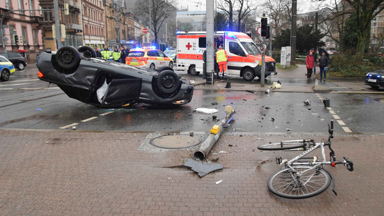 Unfall in Heidelberg: BMW bleibt auf dem Dach liegen - 2 Verletzte