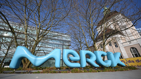 Merck hebt nach starkem Jahresstart Prognose an