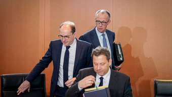 Schwarz-Rot zum Jahrestag unter Druck - Merz mahnt SPD