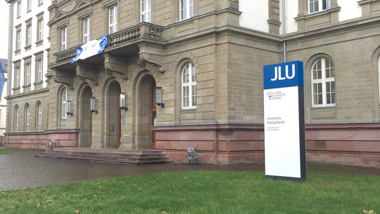 "Fehlende Weltoffenheit" - Auch Universitäten in Hessen verlassen X