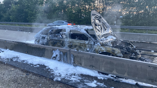 A7 bei Hünfeld: Auto brennt aus - teils Vollsperrung