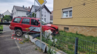 Wettenberg: Geländewagen landet im Vorgarten
