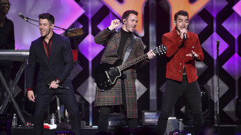 Chef sichtet Bewerbung auf Jonas Brothers Konzert