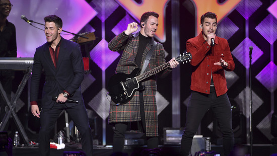 Chef sichtet Bewerbung auf Jonas Brothers Konzert