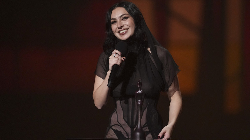 Brit Awards: Charli XCX räumt fünf Preise ab