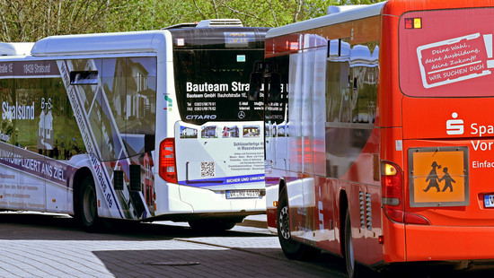 Nieder-Olm: Schulbus zu spät - Frau verprügelt Fahrer