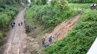 «Den Knall noch in den Ohren»: Zug entgleist nach Erdrutsch