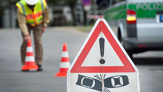 Autofahrerin missachtet Sperre in Oberursel und überfährt Fuß